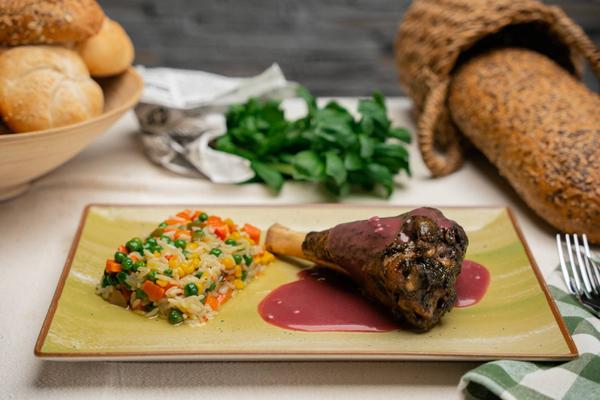 Ciolan de Miel cu Garnitură de Orez și Sos Aromat de Vin și Rozmarin